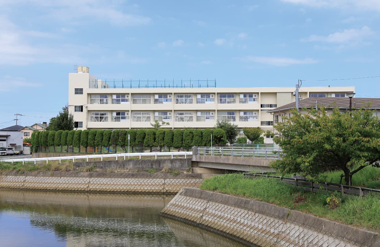 新宮小学校／徒歩約7分（約520m）